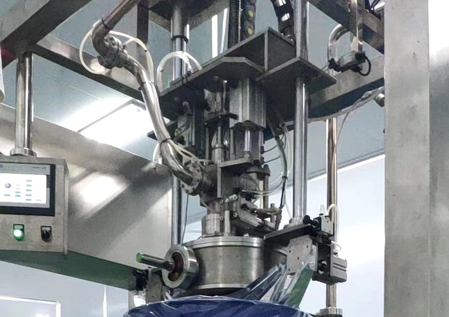 Aseptic filling head and operator access platform