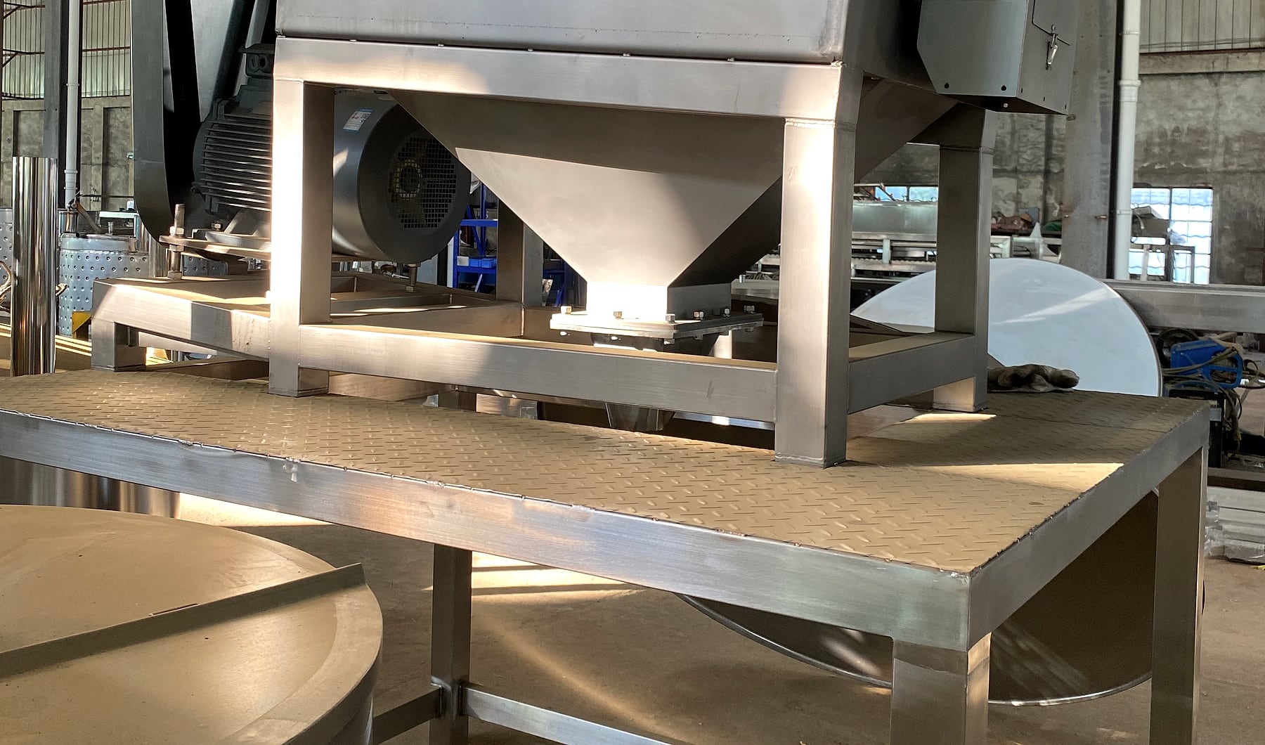 Real guarded preparation machine for fruit handling before pressing or pulping